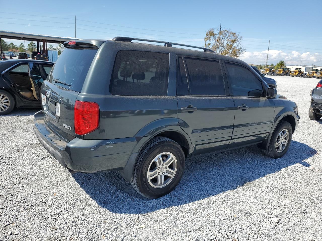 2004 Honda Pilot VIN 2HKYF185X4H532372 Copart auction photo, front end / rear end damage thumbnail 3