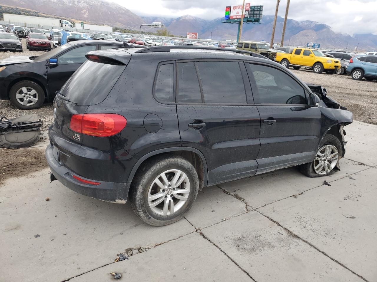 2017 Volkswagen Tiguan VIN WVGBV7AX8HK037629 Copart auction photo, front end damage thumbnail 3