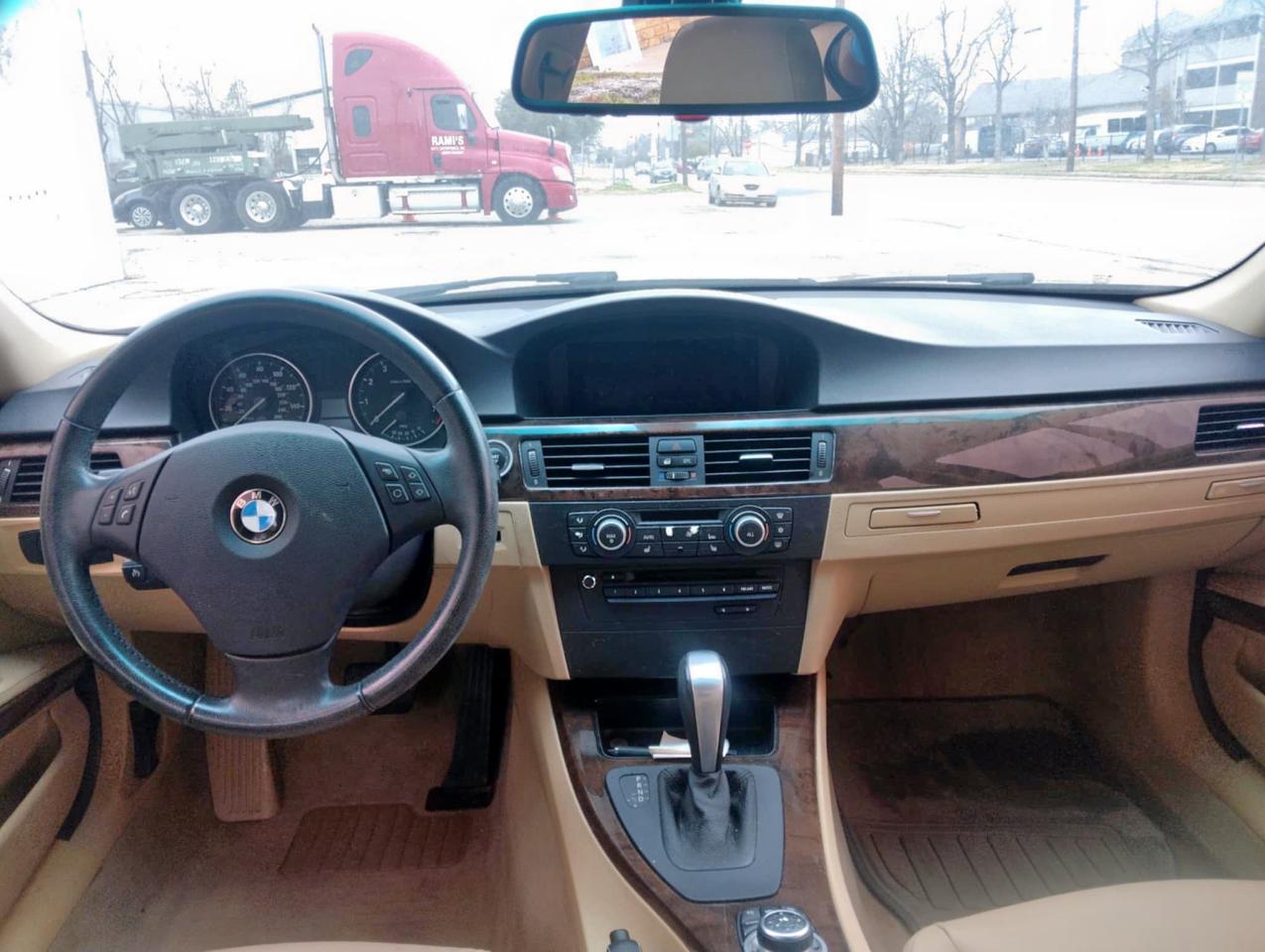 2011 BMW 3er VIN WBAPH7G59BNM55451 Copart auction photo, minor dent/scratches / normal wear damage thumbnail 9