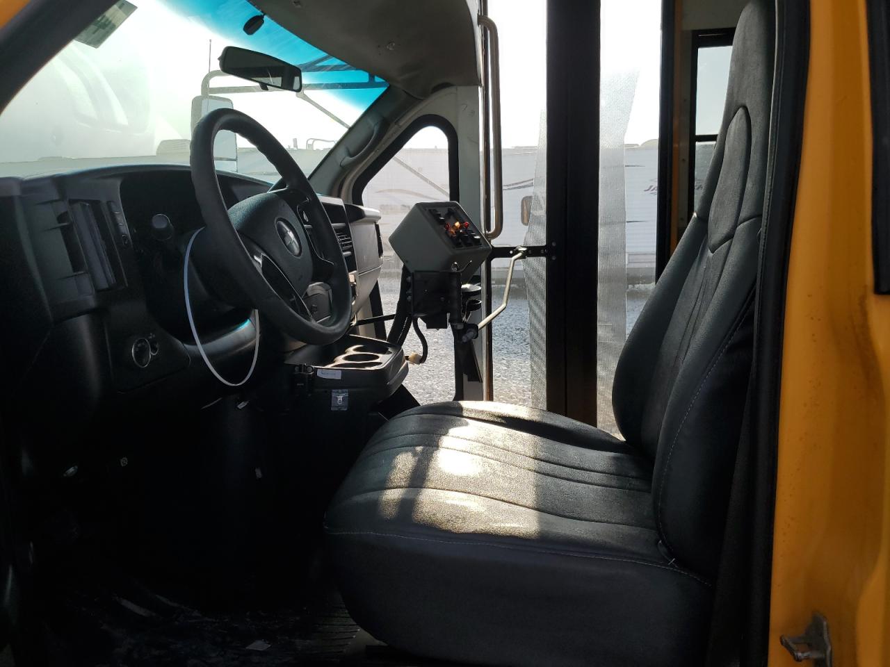 2008 Chevrolet Express VIN 1GBJG31K681213109 Copart auction photo, minor dent/scratches damage thumbnail 5