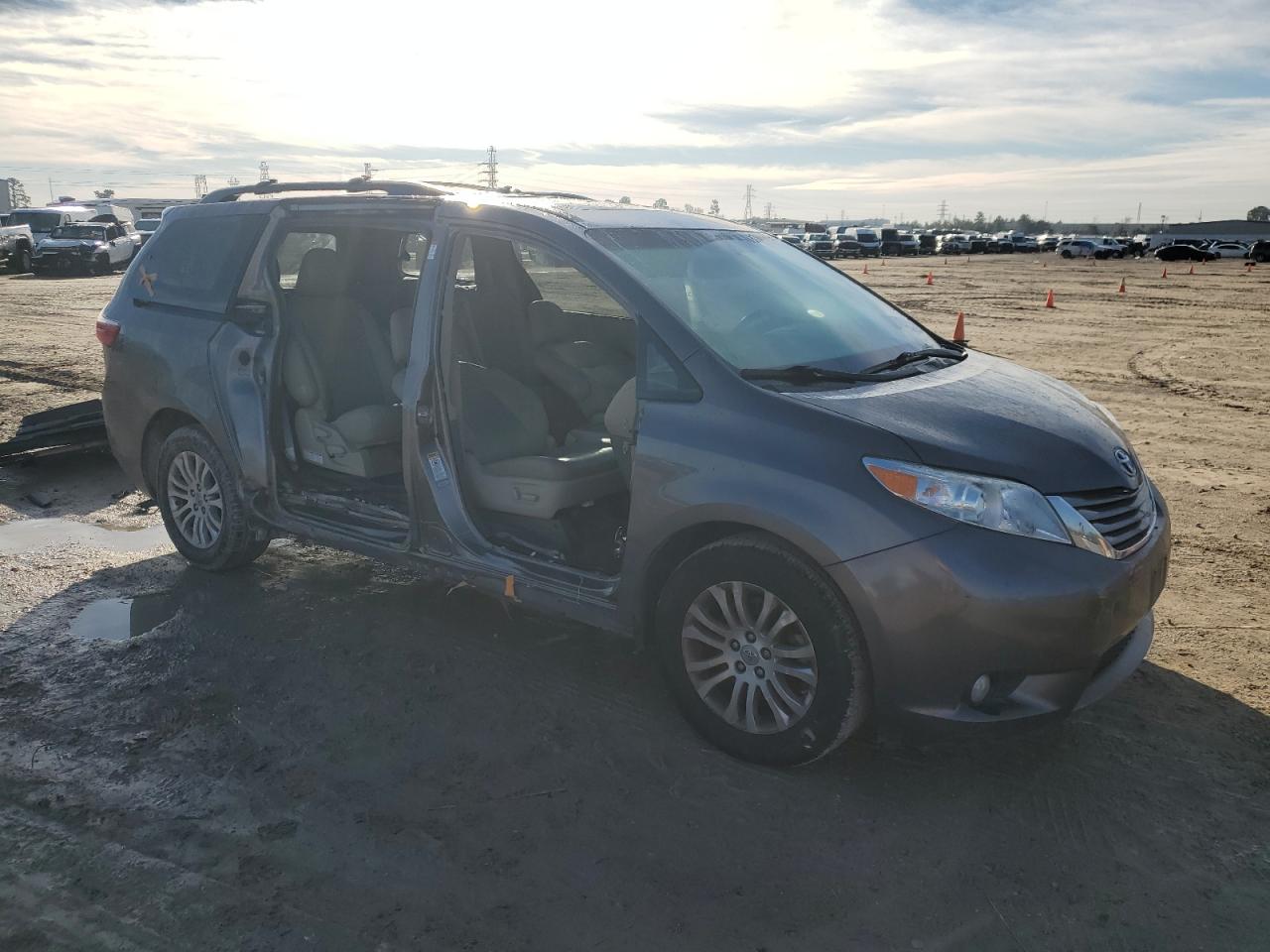 2017 Toyota Sienna VIN 5TDYZ3DC3HS885267 Copart auction photo, side damage thumbnail 4