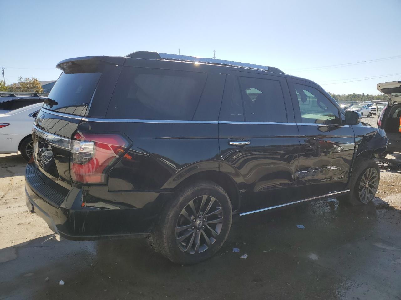 2021 Ford Expedition VIN 1FMJU2AT1MEA61813 Copart auction photo, front end / side damage thumbnail 3