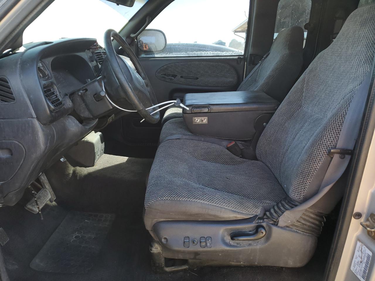 2000 Dodge RAM VIN 3B7HC13Z7YG131119 Copart auction photo, front end damage thumbnail 7