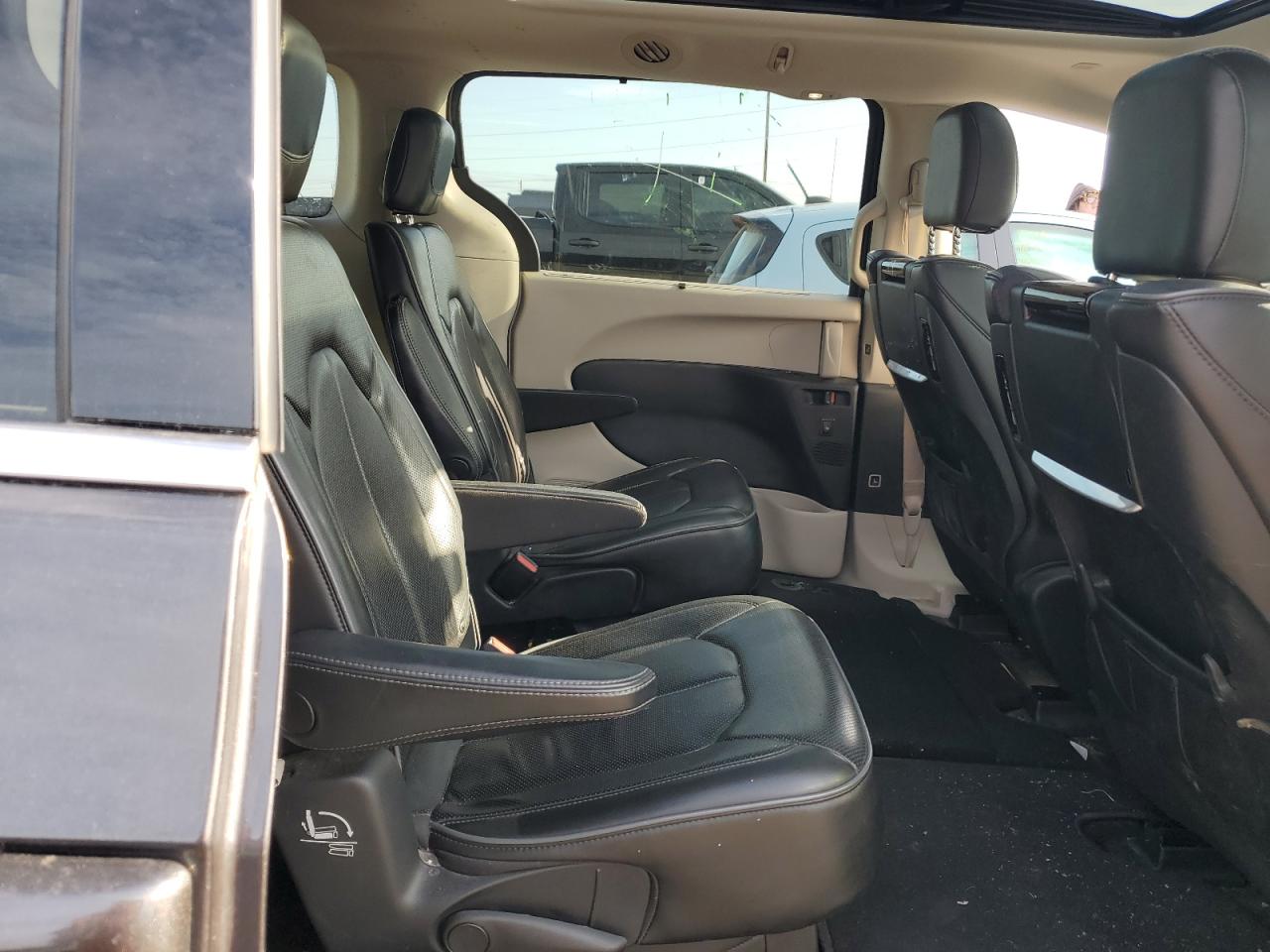 2020 Chrysler Pacifica VIN 2C4RC1GG8LR281191 Copart auction photo, undercarriage / front end damage thumbnail 11