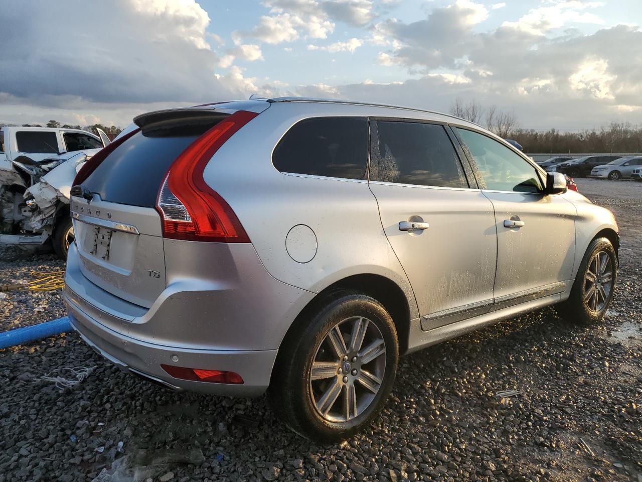 2017 Volvo XC60 VIN YV440MDU0H2075302 Copart auction photo, front end damage thumbnail 3