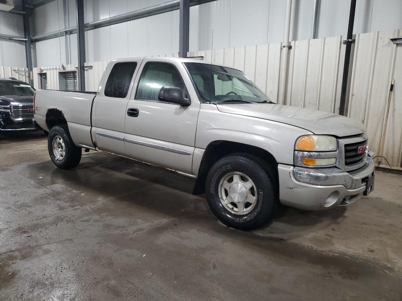 2004 GMC Sierra VIN 1GTEK19T34E303429 Copart auction photo, front end / side damage thumbnail 4