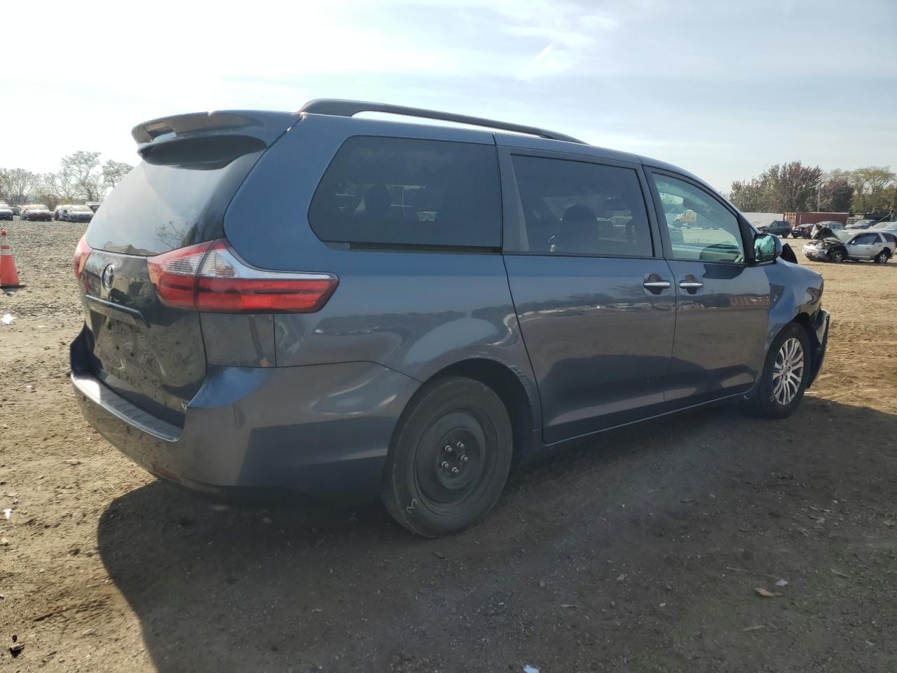 2017 Toyota Sienna VIN 5TDYZ3DC6HS824687 Copart auction photo, front end / minor dent/scratches damage thumbnail 3