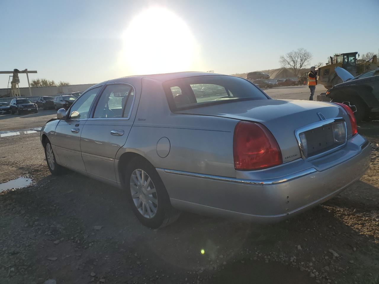 2007 Lincoln Town Car VIN 1LNHM81V87Y607240 Copart auction photo, front end damage thumbnail 2