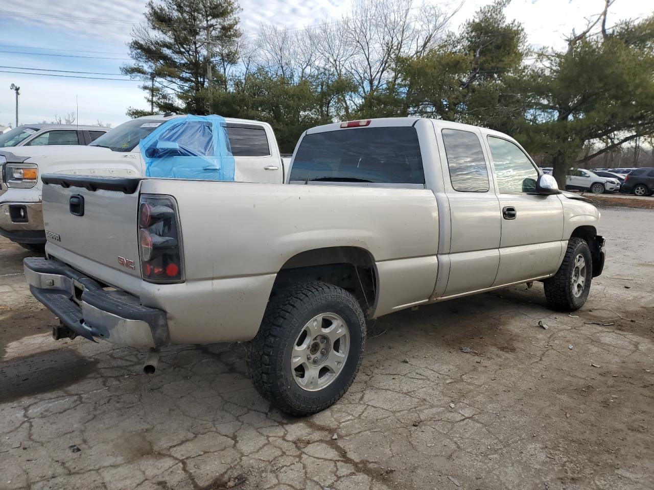 2005 GMC Sierra VIN 2GTEK19B851307597 Copart auction photo, side / front end damage thumbnail 3
