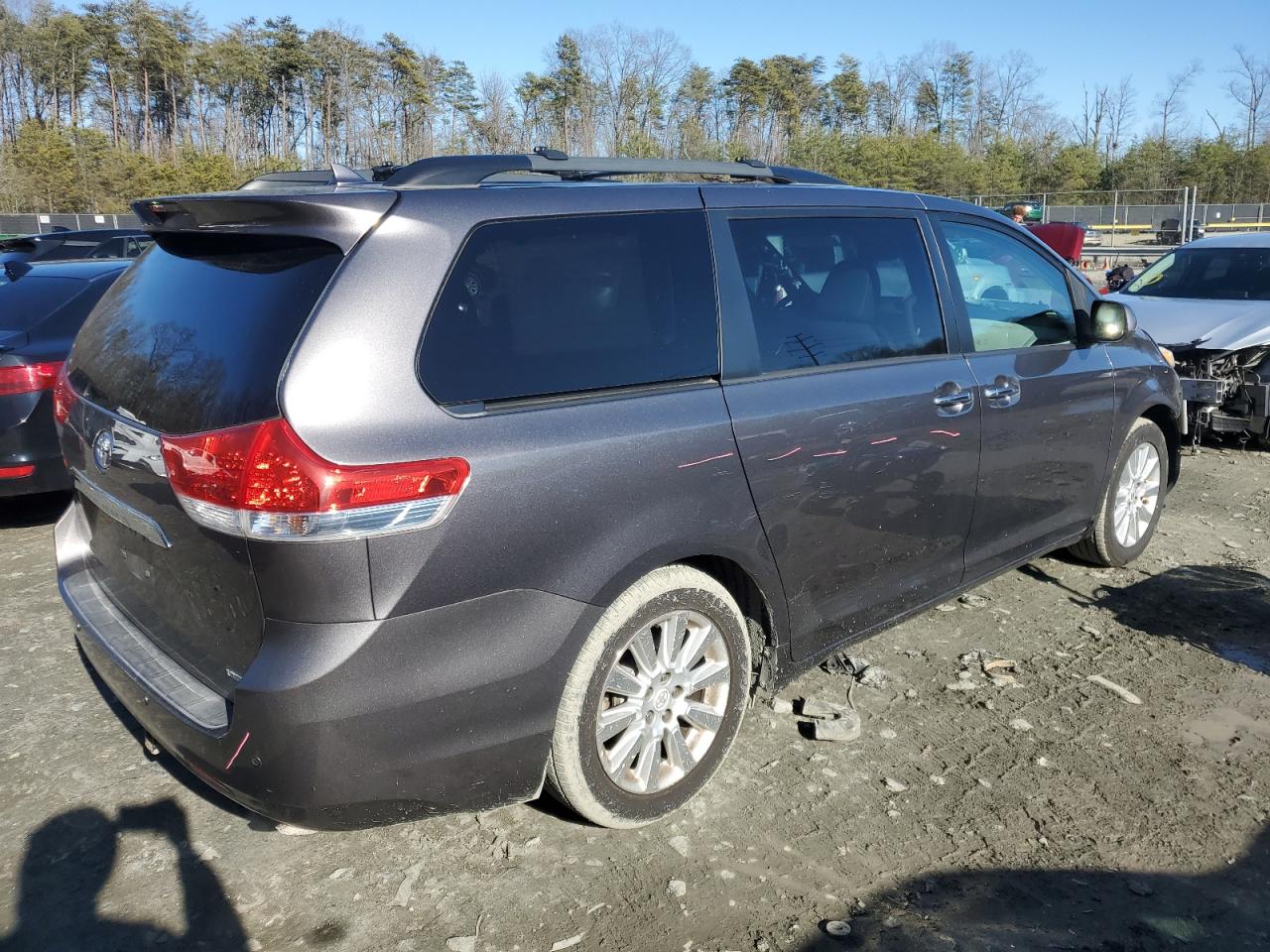 2011 Toyota Sienna VIN 5TDYK3DC9BS025367 Copart auction photo, front end damage thumbnail 3