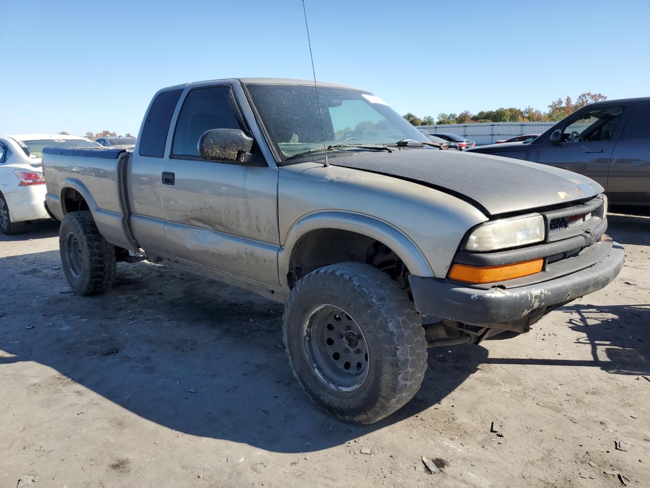 2002 Chevrolet S-10 Pickup VIN 1GCDT19W228136236 Copart auction photo, all over damage thumbnail 4
