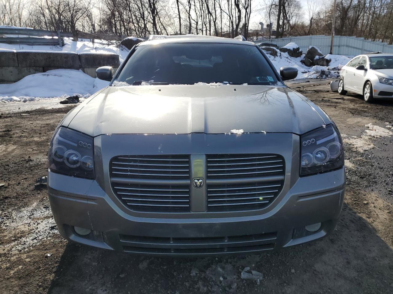 2005 Dodge Magnum VIN 2D4GZ58285H568056 Copart auction photo, minor dent/scratches / undercarriage damage thumbnail 5