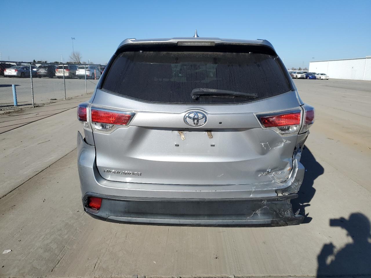 2016 Toyota Highlander VIN 5TDJKRFHXGS247632 Copart auction photo, rear end / side damage thumbnail 6