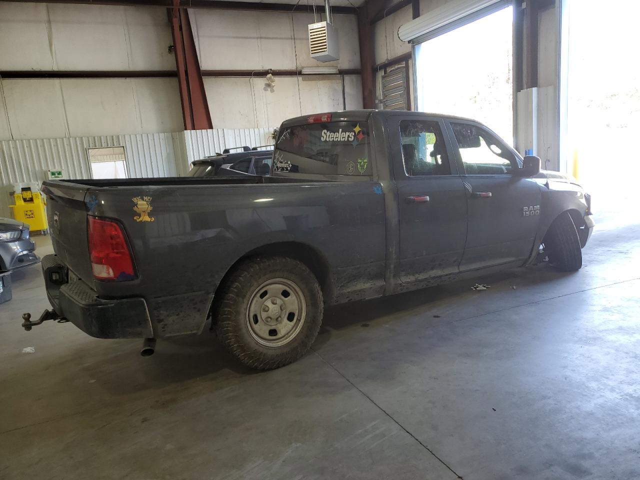 2018 RAM 1500 VIN 1C6RR6FG5JS336289 Copart auction photo, undercarriage / front end damage thumbnail 3