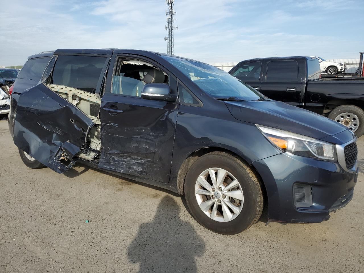 2017 KIA Sedona VIN KNDMB5C15H6247908 Copart auction photo, rollover damage thumbnail 4