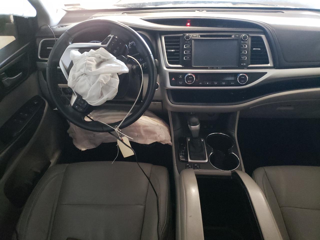 2016 Toyota Highlander VIN 5TDJKRFH9GS234760 Copart auction photo, front end / minor dent/scratches damage thumbnail 8