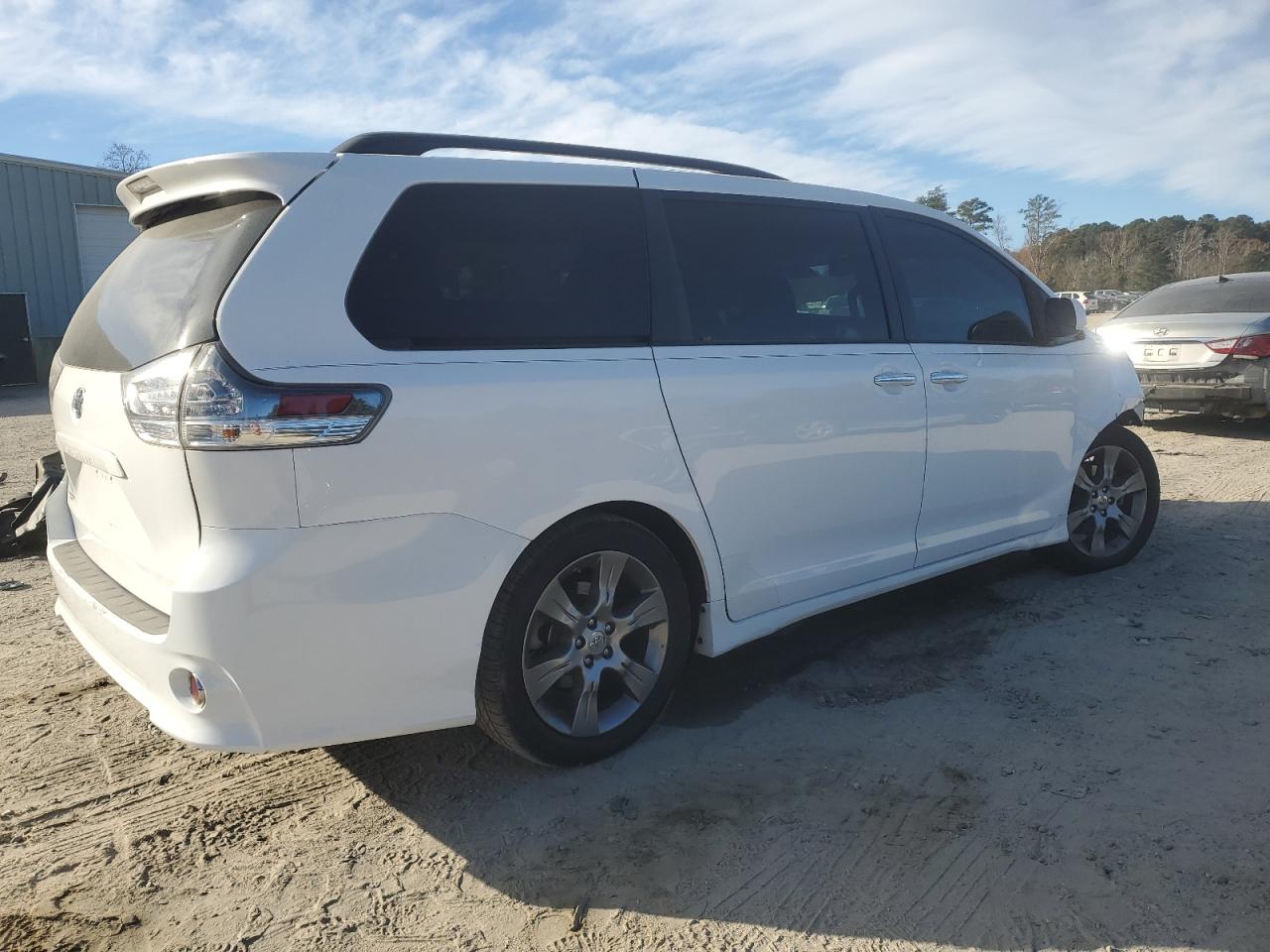 2015 Toyota Sienna VIN 5TDXK3DC1FS530742 Copart auction photo, front end damage thumbnail 3
