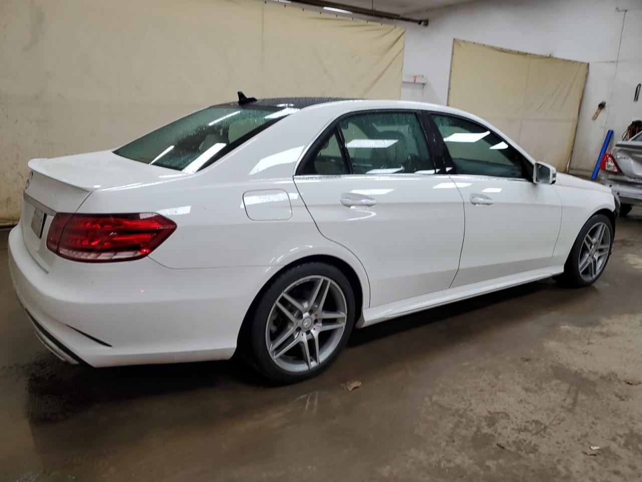 2014 Mercedes-Benz E-klasse VIN WDDHF5KBXEA861982 Copart auction photo, front end / minor dent/scratches damage thumbnail 3