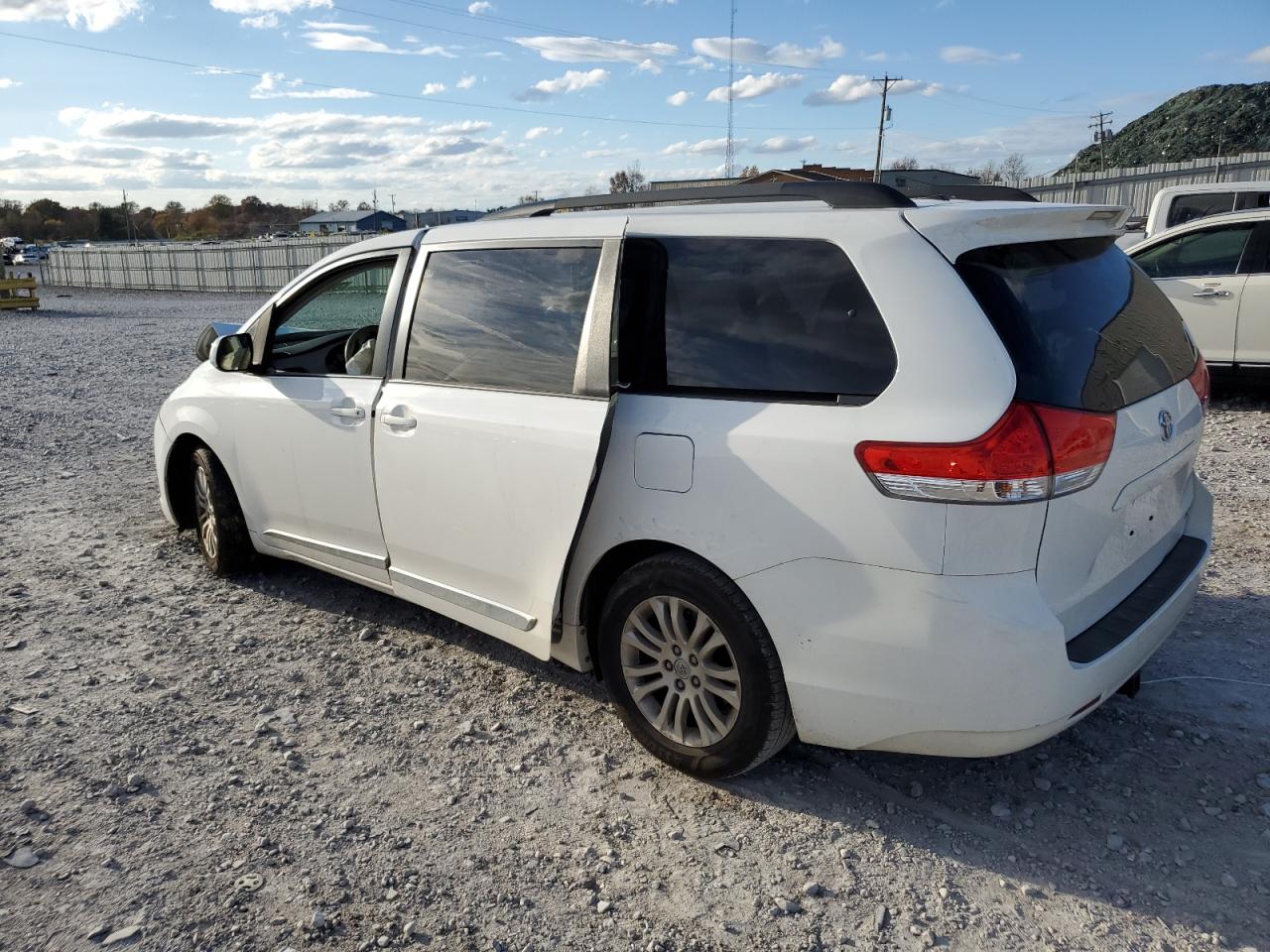 2014 Toyota Sienna VIN 5TDYK3DC7ES485017 Copart auction photo, front end damage thumbnail 2