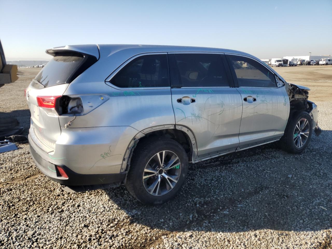 2017 Toyota Highlander VIN 5TDZARFH4HS027670 Copart auction photo, front end / side damage thumbnail 3