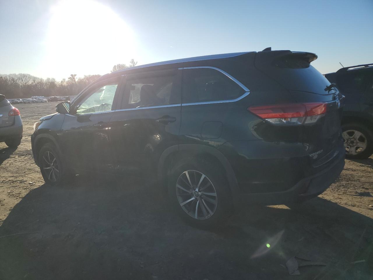 2018 Toyota Highlander VIN 5TDJZRFH0JS539891 Copart auction photo, front end damage thumbnail 2
