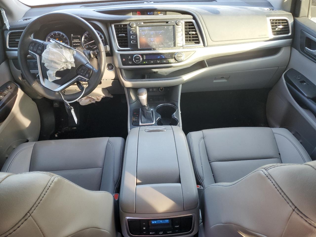 2019 Toyota Highlander VIN 5TDKZRFH0KS355699 Copart auction photo, front end damage thumbnail 8