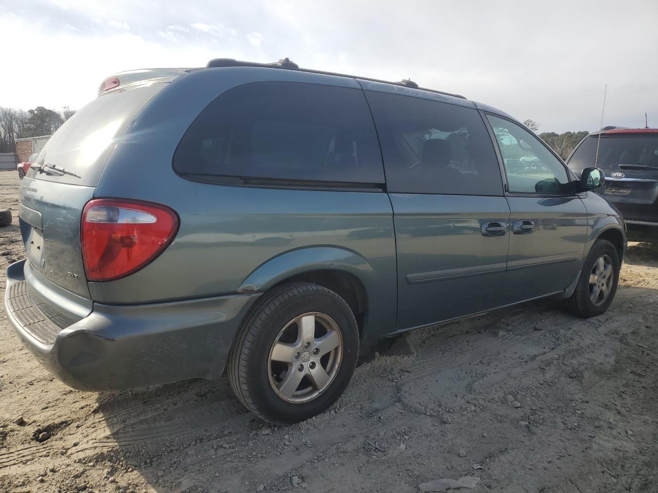 2005 Dodge Caravan VIN 2D4GP44L65R458762 Copart auction photo, rear end / minor dent/scratches damage thumbnail 3
