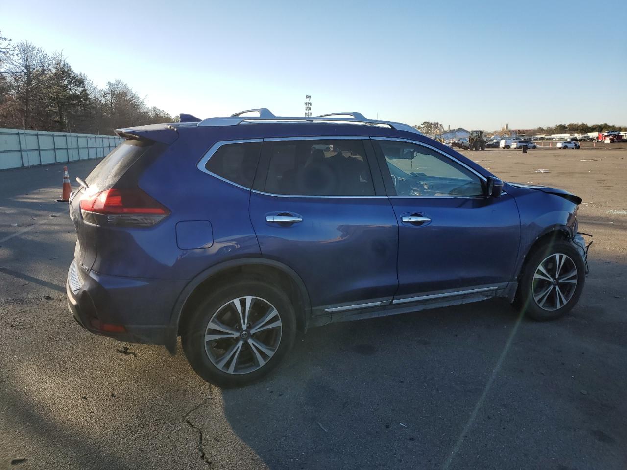 2018 Nissan Rogue VIN 5N1AT2MV6JC833195 Copart auction photo, front end / minor dent/scratches damage thumbnail 3