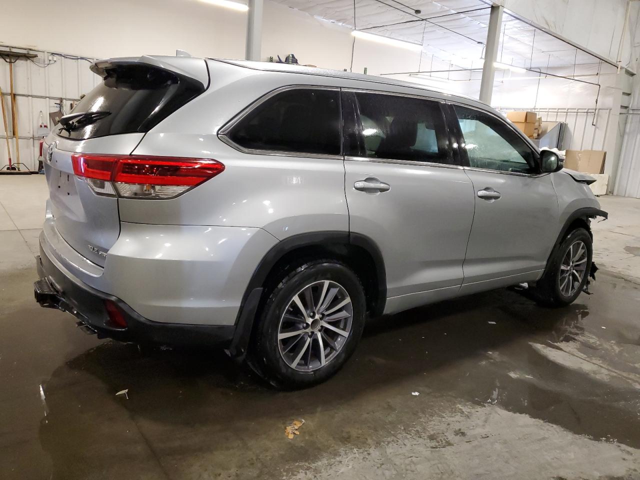 2017 Toyota Highlander VIN 5TDJZRFH0HS380476 Copart auction photo, front end / rear end damage thumbnail 3