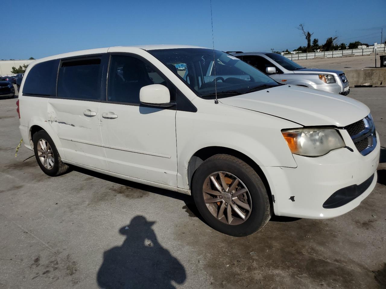 2013 Dodge Caravan VIN 2C4RDGCGXDR719376 Copart auction photo, stripped / side damage thumbnail 4