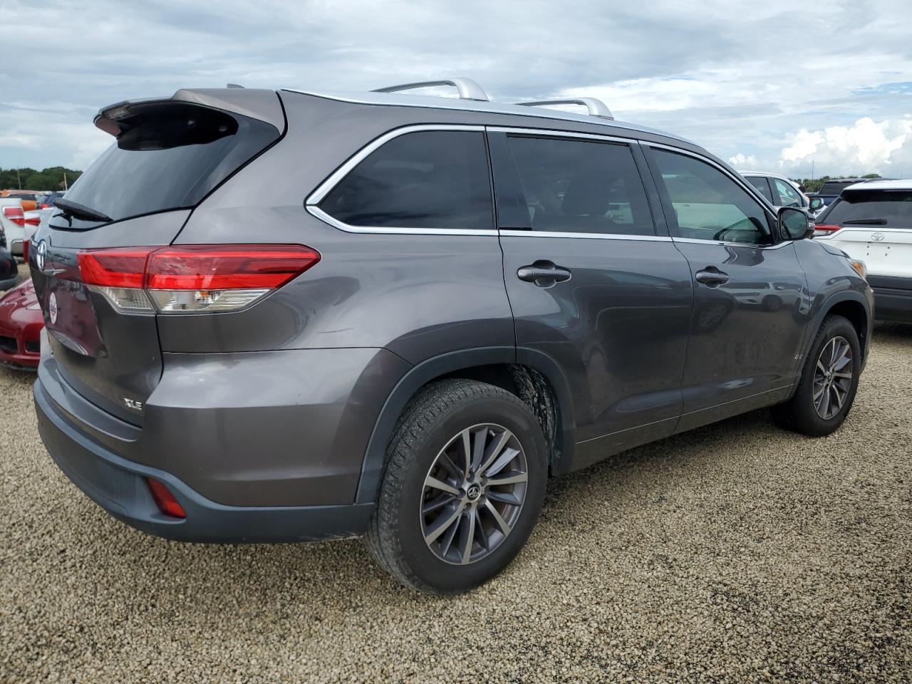 2018 Toyota Highlander VIN 5TDKZRFH2JS527505 Copart auction photo, water/flood damage thumbnail 3