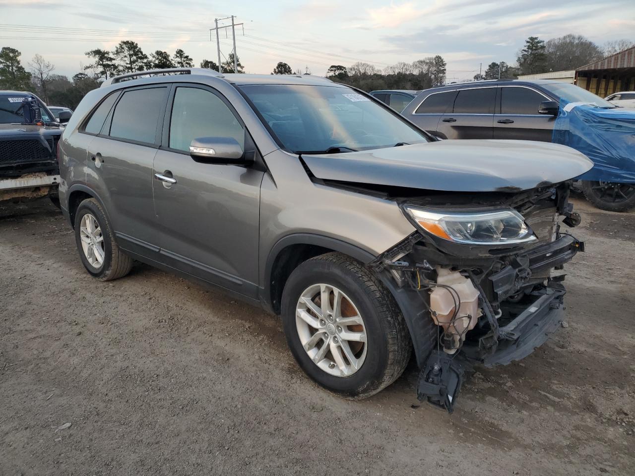 2015 KIA Sorento VIN 5XYKT3A69FG551826 Copart auction photo, front end damage thumbnail 4