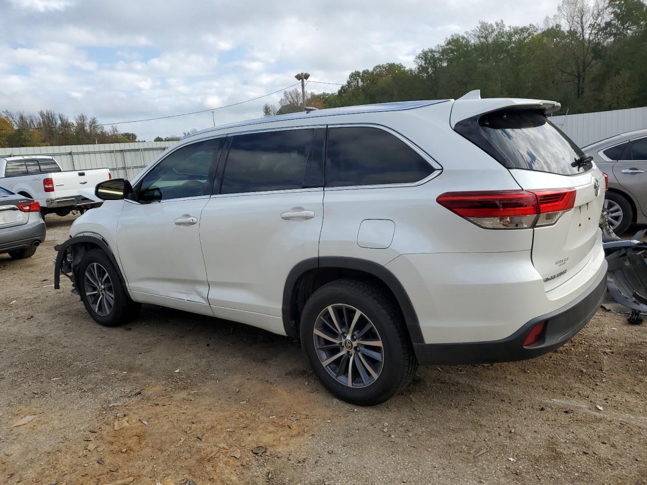 2017 Toyota Highlander VIN 5TDKZRFH8HS191787 Copart auction photo, front end damage thumbnail 2