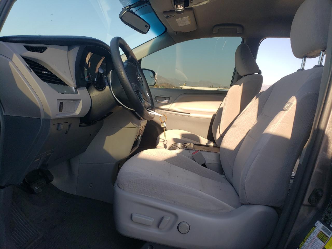 2017 Toyota Sienna VIN 5TDKZ3DC4HS786494 Copart auction photo, front end damage thumbnail 7