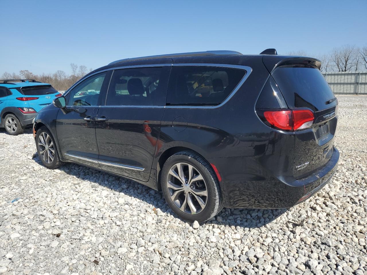 2017 Chrysler Pacifica VIN 2C4RC1GG9HR622427 Copart auction photo, front end / minor dent/scratches damage thumbnail 2
