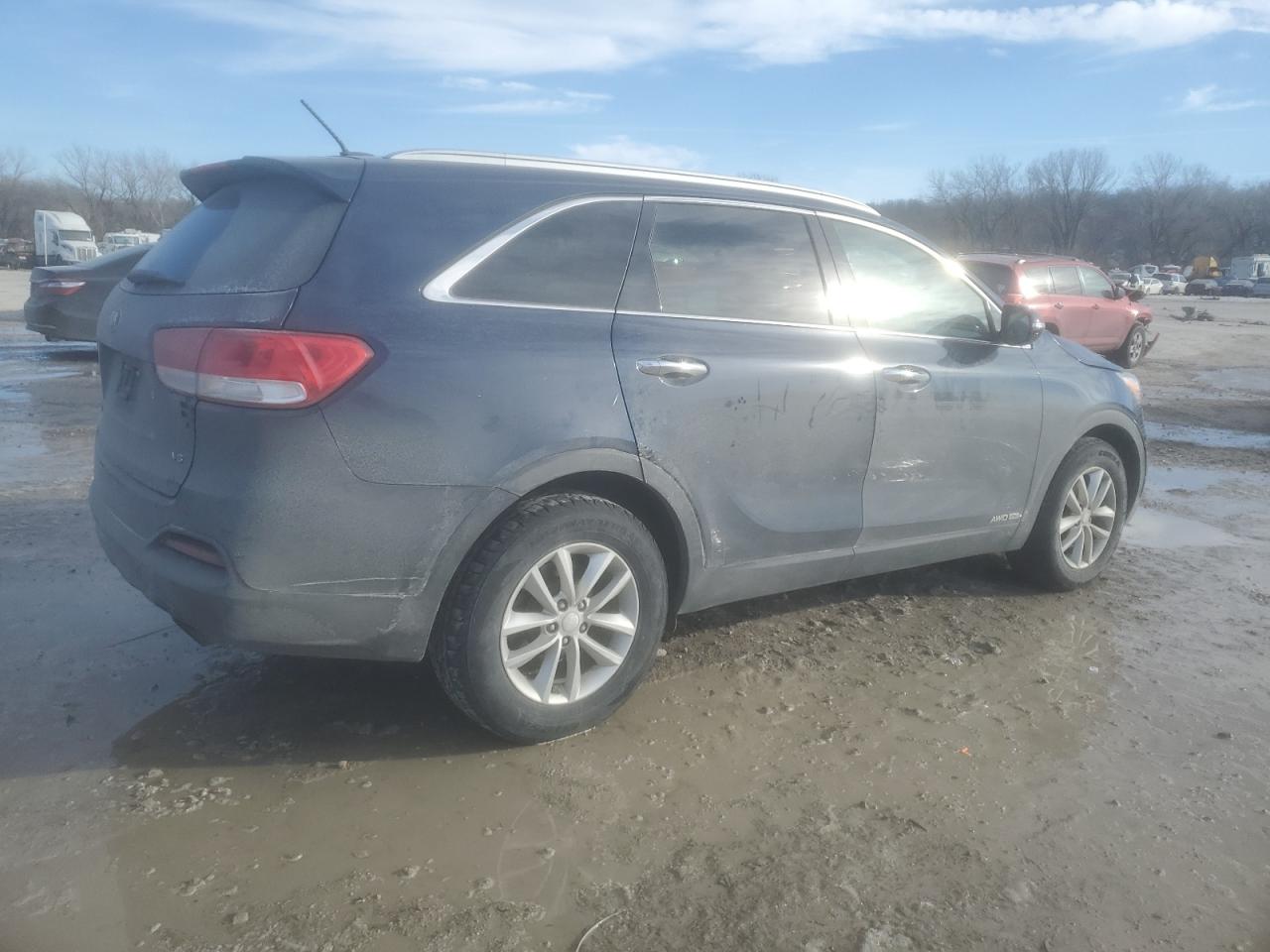 2017 KIA Sorento VIN 5XYPGDA5XHG322453 Copart auction photo, mechanical / minor dent/scratches damage thumbnail 3