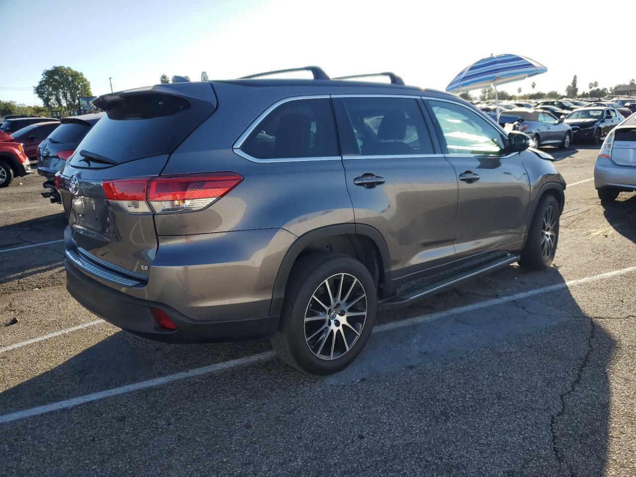 2018 Toyota Highlander VIN 5TDKZRFH3JS540523 Copart auction photo, front end / minor dent/scratches damage thumbnail 3