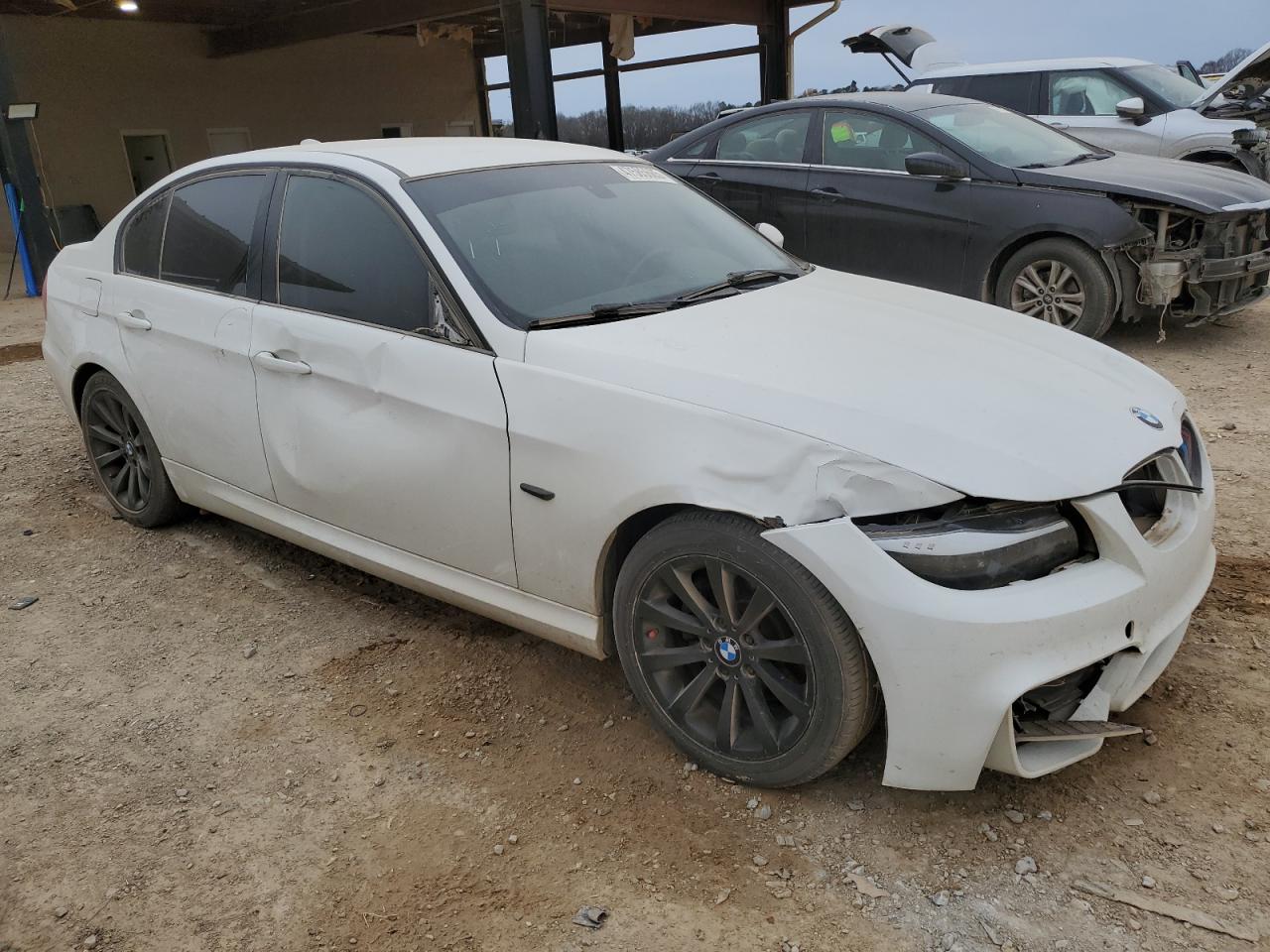 2011 BMW 3er VIN WBAPH7C5XBE677034 Copart auction photo, front end / side damage thumbnail 4