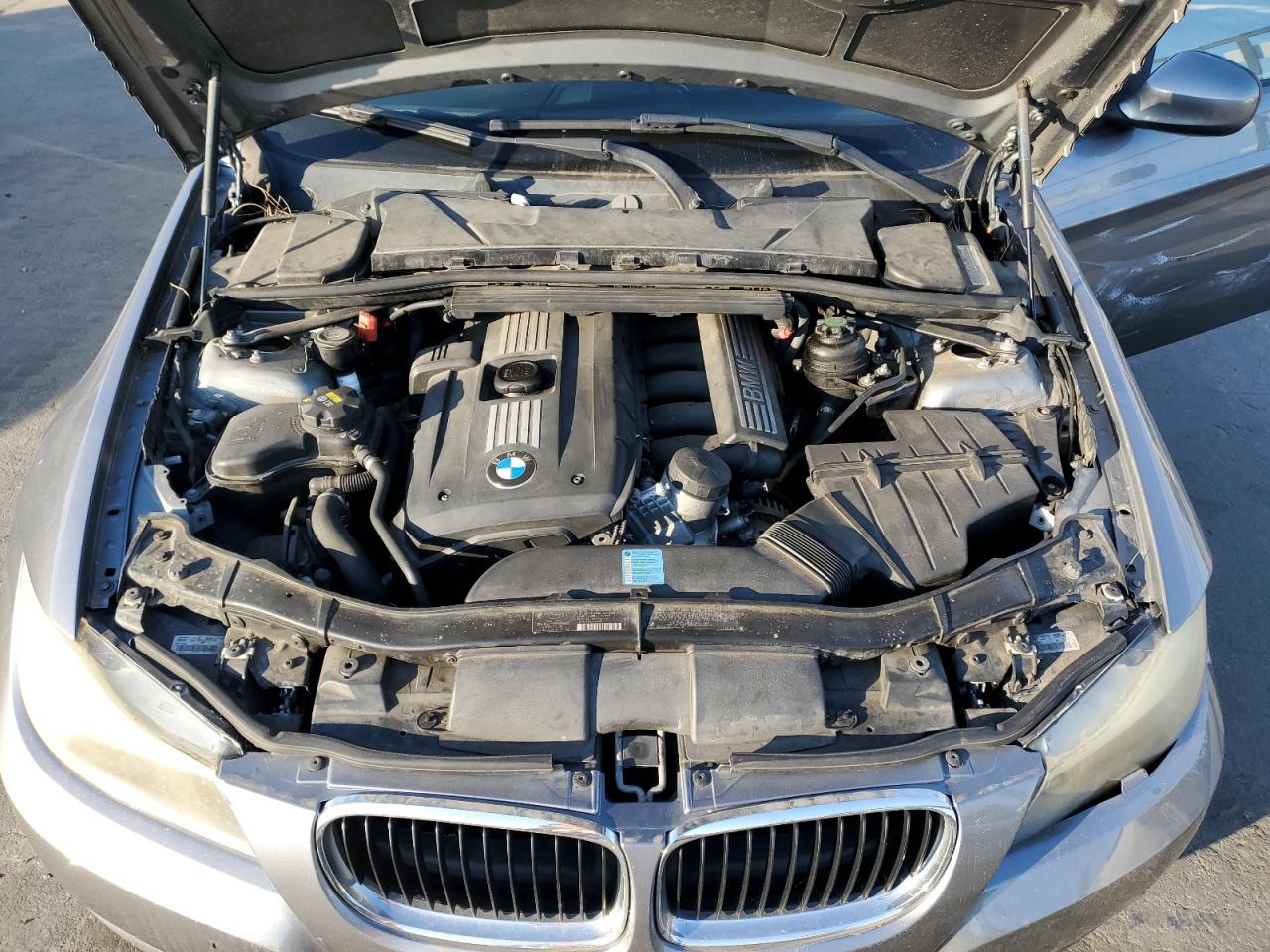 2010 BMW 3er VIN WBAPH5G53ANM35926 Copart auction photo, all over damage thumbnail 12
