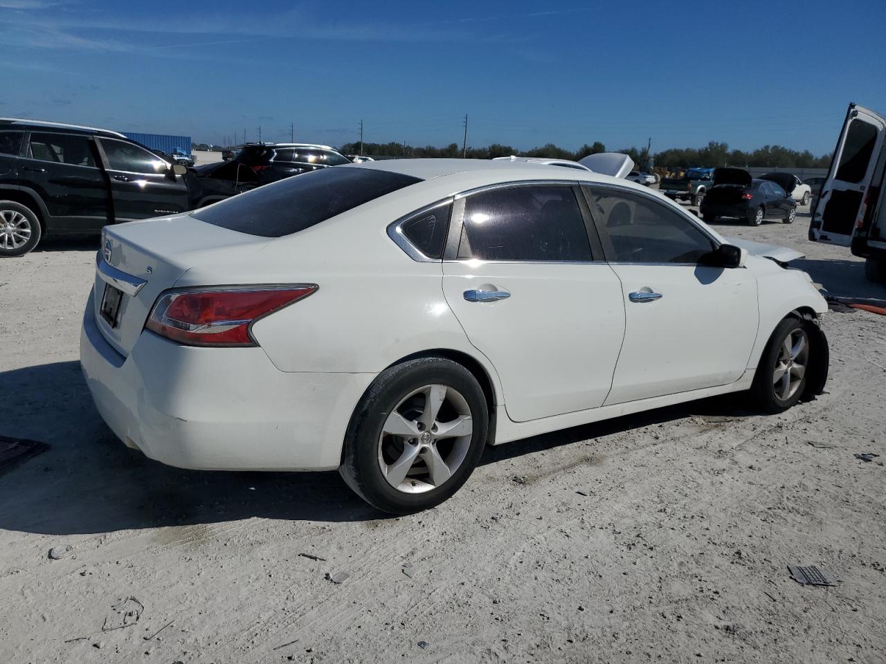 2015 Nissan Altima VIN 1N4AL3AP8FN923448 Copart auction photo, front end damage thumbnail 3