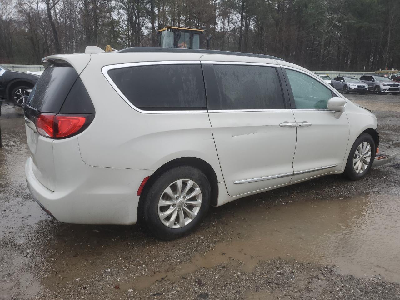 2017 Chrysler Pacifica VIN 2C4RC1BG3HR771830 Copart auction photo, front end / minor dent/scratches damage thumbnail 3
