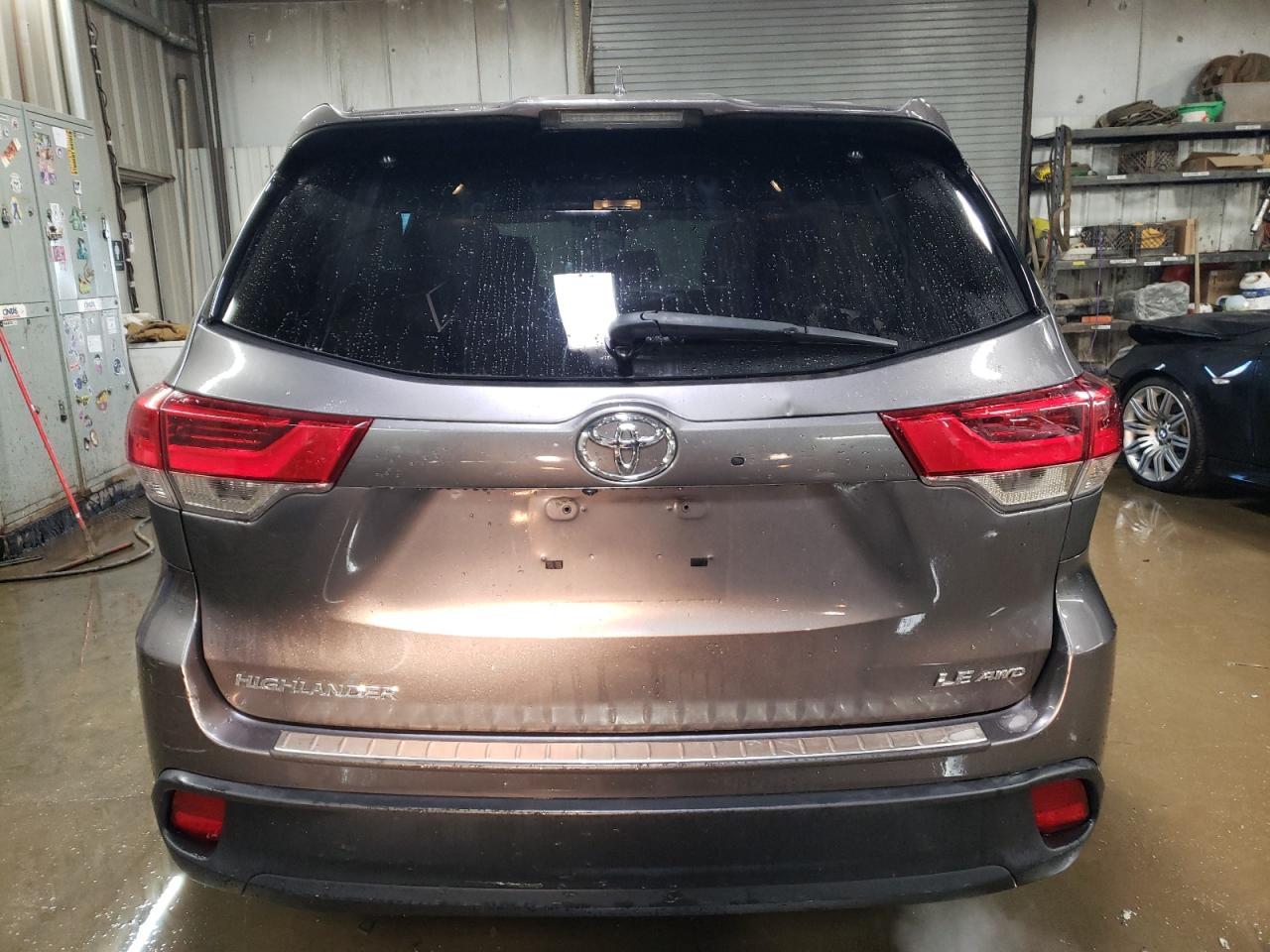 2018 Toyota Highlander VIN 5TDBZRFH7JS901705 Copart auction photo, side / rear end damage thumbnail 6