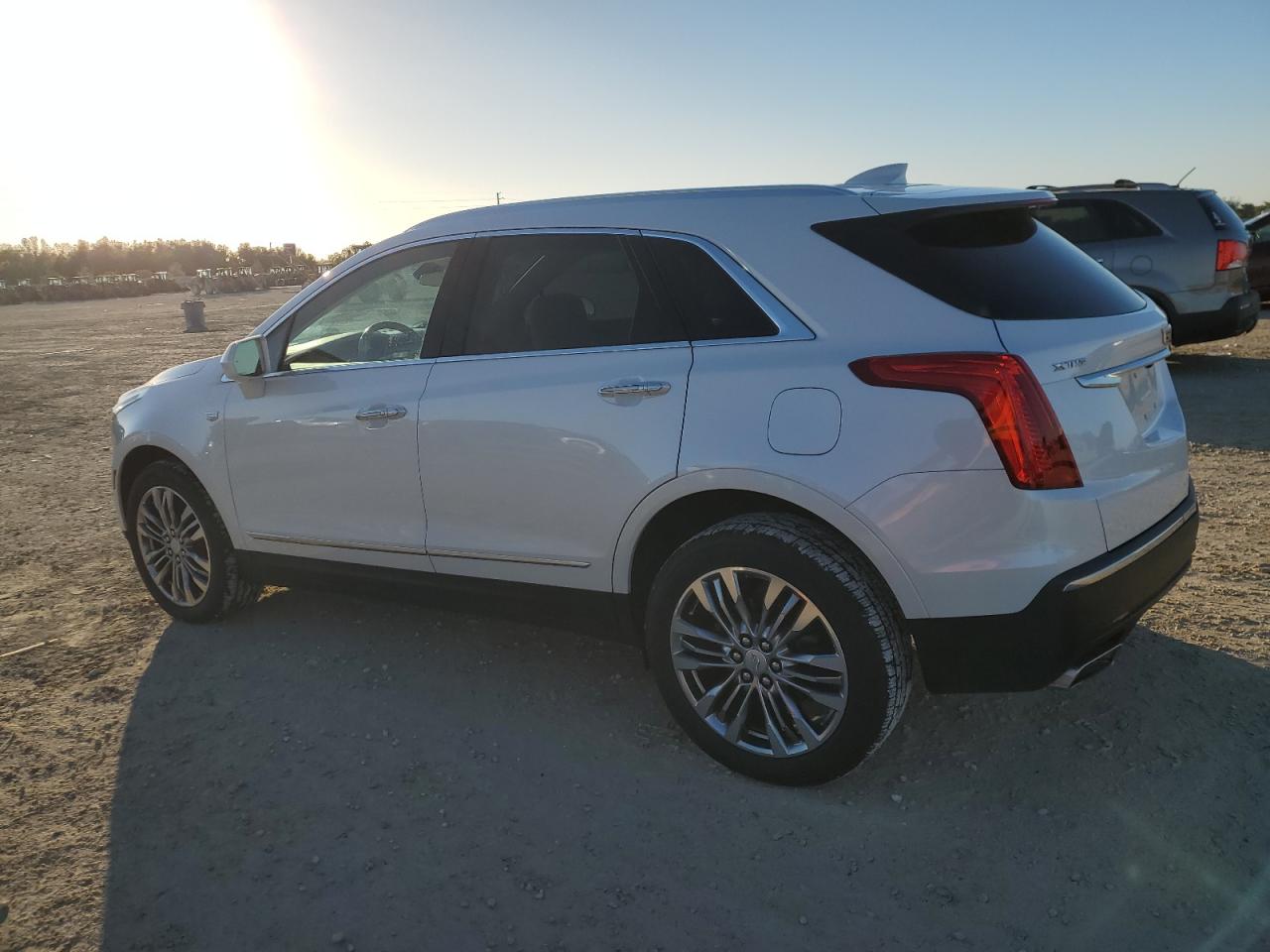 2017 Cadillac XT5 VIN 1GYKNCRS6HZ261019 Copart auction photo, side / minor dent/scratches damage thumbnail 2