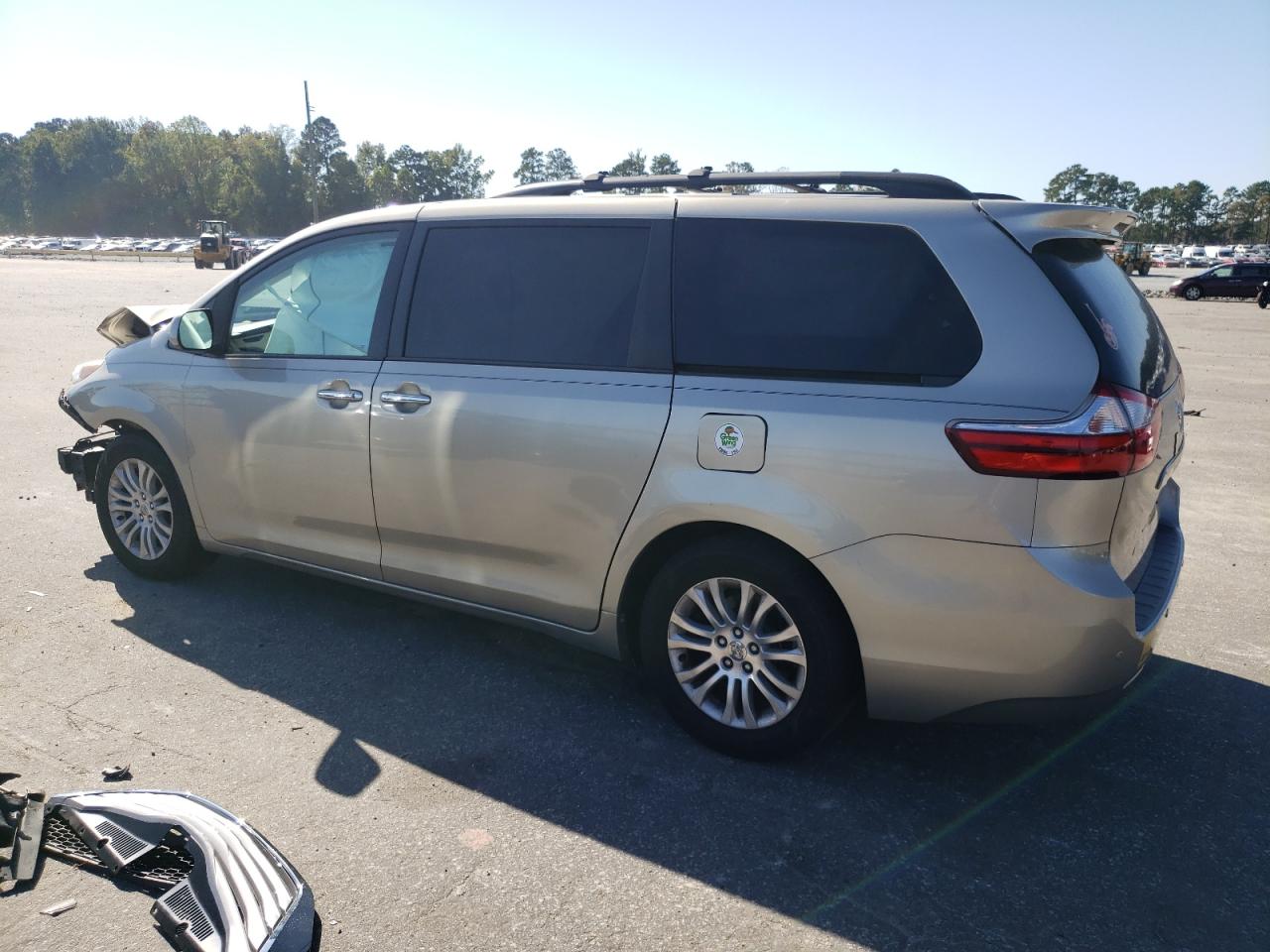 2015 Toyota Sienna VIN 5TDYK3DC6FS555642 Copart auction photo, front end damage thumbnail 2