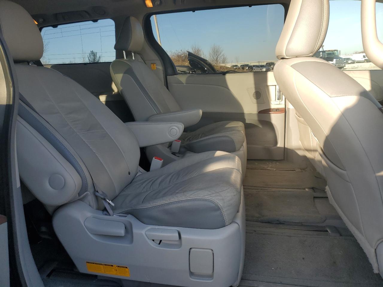2011 Toyota Sienna VIN 5TDYK3DC7BS013640 Copart auction photo, front end damage thumbnail 11