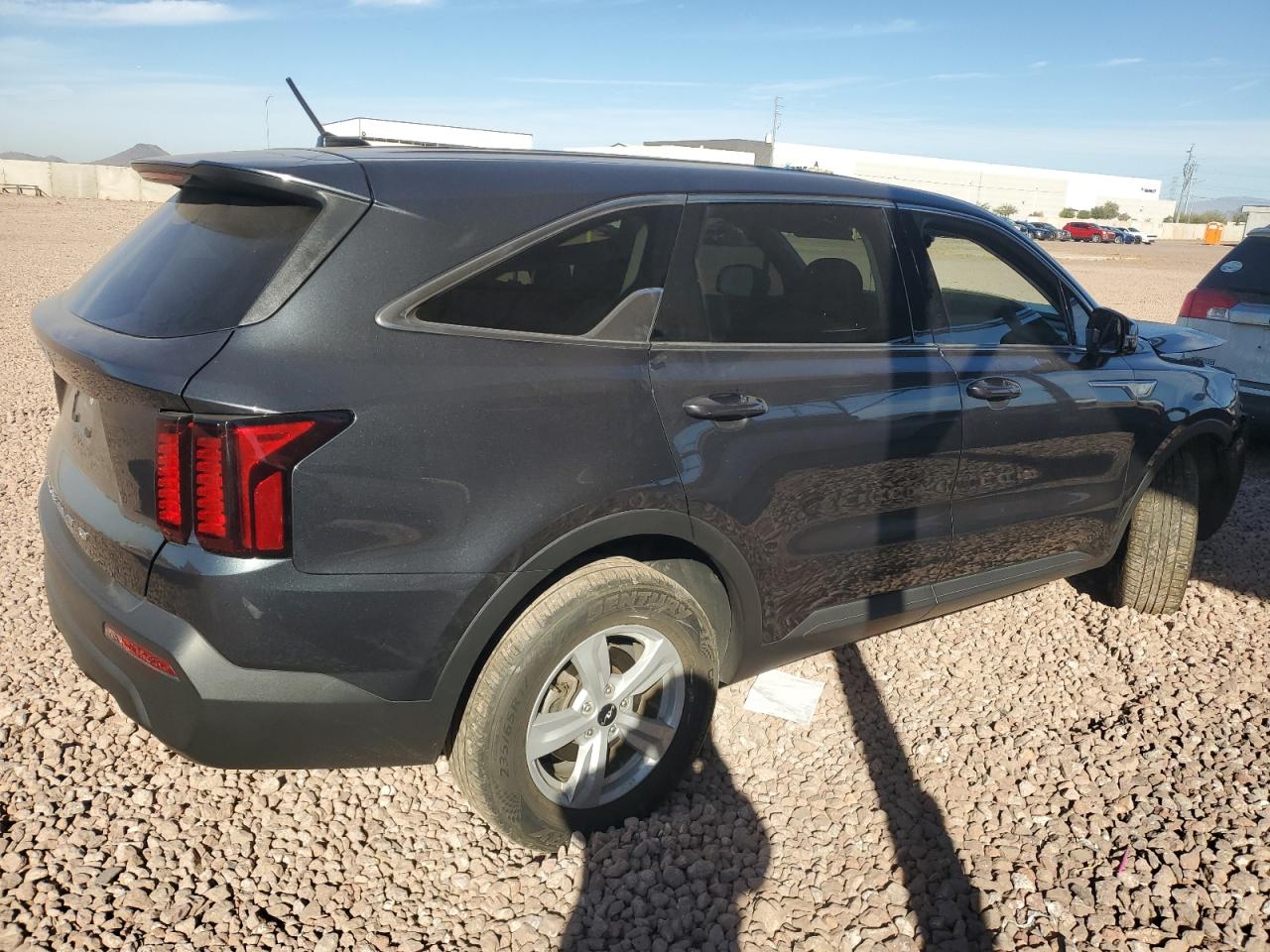 2022 KIA Sorento VIN 5XYRGDLC3NG103012 Copart auction photo, front end damage thumbnail 3