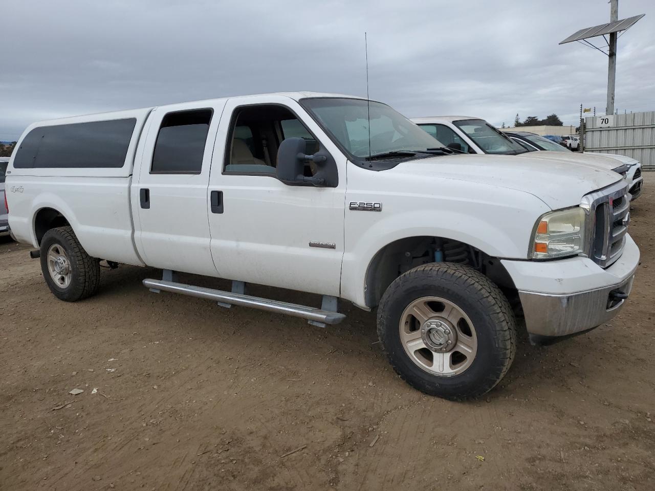 2006 Ford F250 VIN 1FTSW21P46EC90883 Copart auction photo, vandalism damage thumbnail 4