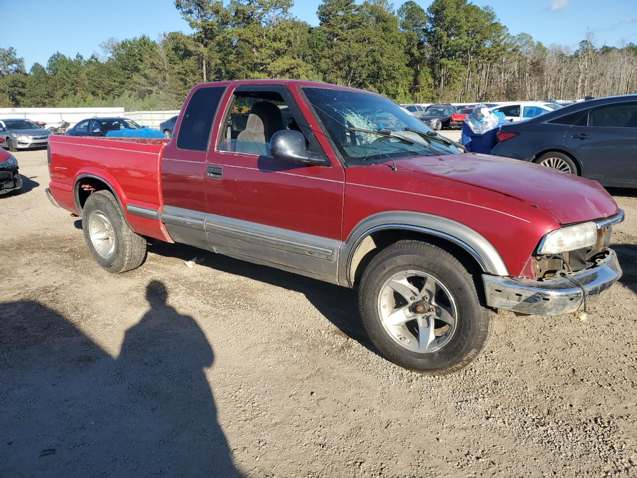 1998 Chevrolet S-10 Pickup VIN 1GCCS19X1W8131963 Copart auction photo, all over damage thumbnail 4