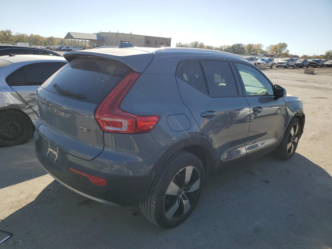2020 Volvo XC40 VIN YV4162UK1L2256891 Copart auction photo, front end damage thumbnail 3