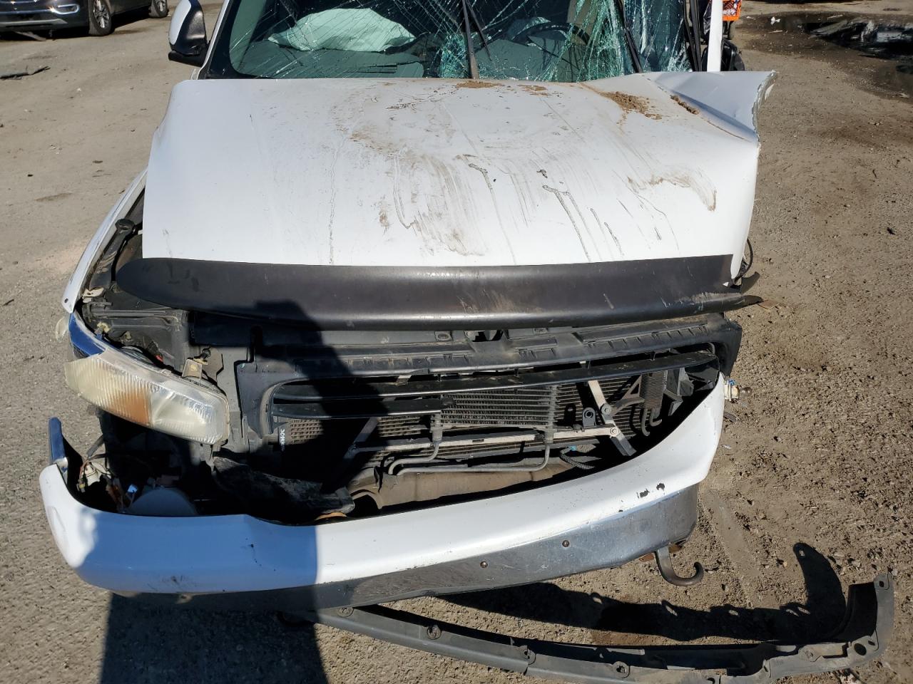 2002 GMC Yukon VIN 3GKEC16Z92G209569 Copart auction photo, all over / minor dent/scratches damage thumbnail 13